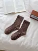 Meias de outono com estampa floral pequena e delicada têm uma atmosfera estilo miu retrô (claro e frio) meias versáteis de cano médio sem costura doces