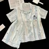 Pijama unisex casual para casa, nuevo, con estampado de rayas verticales azul y blanco, cuello camisero, cárdigan de manga corta y shorts.