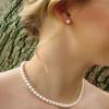 Cadena de clavícula de perlas sencillas retro con diseño de nicho, joyería de perlas estilo Hepburn, conjunto de dos piezas con pendientes y collar para mujer