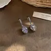 Brincos pendentes ovais de zircônia cúbica super brilhantes, um luxuoso conjunto de joias de alta costura apresentando um delicado colar e anel.