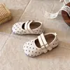 Zapatos de cuero para niñas 2026 otoño nuevo zapatos Birkenstock, zapatos de vestir versátiles de moda, zapatos de lunares, zapatos para exteriores para niñas