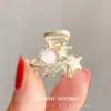 Elegante y minimalista pinza pequeña de tiburón color café para mujer, perfecta para peinar cabello corto, con un diseño de perla redonda de alta calidad, creando un look dulce y encantador