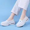 Zapatos de enfermera de verano en stock para mujer, con amortiguación de aire, suela suave, antideslizantes, suela gruesa, ahuecados, transpirables, cómodos zapatos de trabajo médicos