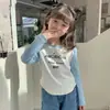 Camiseta básica 100% algodão para meninas, novo estilo primavera e outono 2026, camiseta infantil estilosa de manga longa com barra curva, top infantil