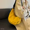 Nova bolsa tiracolo 2026, bolsa de bolinho de grande capacidade, versátil para o outono, simples e leve, bolsa casual para mulheres, adequada para o trajeto