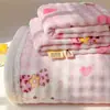 Juego de sábanas de terciopelo de leche, tres piezas, forrado de felpa, engrosado para abrigar, suave y cómodo para otoño e invierno, con un estampado fresco y elegante estilo ins