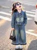 Conjunto de jeans com renda fashion para meninas coreanas 2026 outono novo conjunto de duas peças escolar tendência de moda em vestuário infantil de comércio exterior