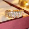 Anillo de Moda Europea de Cristal y Circonita Super Brillante Más Vendido Lujo Ligero Gama Alta Personalidad Temperamento Banda Ancha Versátil Anillo para Dedo