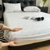 2026 Modelo Nuevo Sábana Bajera Ajustable de Cobertura Total Protector de Colchón Antideslizante Funda de Almohada Juego de Cama de Tres Piezas Adecuado para Todas las Estaciones