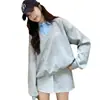 Conjunto versátil de dos piezas para otoño: sudadera de retazos con cuello polo de dos piezas falsas y minifalda de color liso estilo Miu