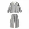 Conjunto de roupa de outono para meninos, estilo primavera/outono, nova coleção 2026, agasalho de outono popular e moderno deste ano para meninos, moletom infantil de tamanho grande