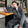 Suéter de punto holgado para hombre con cuello en V, informal y de corte amplio, perfecto para otoño e invierno, con un estilo vintage "old money", venta al por mayor desde una fábrica transfronteriza