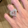 Anel Coração Vazado Totalmente Cravejado de Diamante Estilo Francês de Luxo Leve Novo Estilo 2026 Atmosfera Estilo Menina Rica Old Money Sensação de Alta Classe Acessório de Anel de Dedo