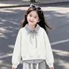 Traje estiloso e moderno para meninas em 2026: top moderno de duas peças falsas com gola estilosa, combinado com calças simples e casuais, um conjunto versátil de duas peças