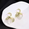 Pendientes Únicos de Flor Metálica Estilo Francés Nuevo Estilo 2024 Lujo Ligero Gama Alta Elegantes Pendientes Elegantes Femeninos Nicho Diseño de Pétalo