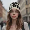 Gorro de Punto Jacquard de Estilo Americano con Estampado de Letras, Gorro de Hip-Hop Versátil y de Moda, Gorro de Ciclismo Cortavientos y Cálido para Hombres y Mujeres