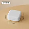 Organizador de pílulas portátil, um recipiente selado para armazenar e dispensar medicamentos, perfeito para levar pílulas com você durante a semana, com compartimentos para cada dia da semana e para três refeições por dia