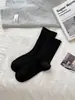 Calcetines de otoño e invierno para mujer con cachorros de dibujos animados flocados, calcetines lindos de media pantorrilla, estilo universitario, modernos, versátiles, calcetines de algodón absorbentes de sudor para uso en exteriores