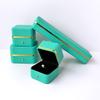 Caja de joyería para collar de cuero PU de alta calidad más vendida caja de joyería de cuero PU con bordes dorados caja de joyería de cuero PU redondeada caja de anillos de cuero de imitación de moda en stock