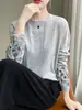 Camiseta base de seda de manga larga bordada estilo chino de alta resistencia, chic de lana para mujer con cuello redondo adelgazante, elegante y versátil, principios de otoño 2025