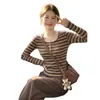 Camiseta de manga larga a rayas retro coreana con diseño para mujer, nueva llegada de otoño, casual, versátil, con botones, corte ajustado, top que realza la figura