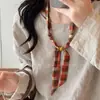 Colar Lenço de Seda com Flores de Castanha Marrom Retrô Design Feminino Nicho Único Corrente para Suéter Acessórios Versáteis Diários