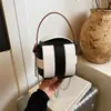 Bolso Pequeño de Diseñador de Nicho de Moda para Mujer Verano 2026 Nuevo Estilo Bolso Cruzado Versátil con Cadena con un Toque de Alta Gama Bolso de Mano