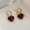 Brincos de Tarraxa Coração Vermelho Ankela para Mulheres Brincos em Formato de Coração com Gotejamento de Óleo Bordô Retrô Brincos com Atmosfera Outono/Inverno