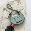 Este ano, a bolsa popular feminina verão simples novo 2023 mão carregando bolsa feminina axila moda moda único ombro bolinho bolsa