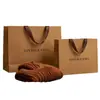 Bolsas de compras de papel kraft grueso hechas a medida para publicidad de ropa, con impresión de logotipo, ofreciendo una solución de empaque de caja de regalo de alta gama