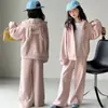 Conjunto de menina primavera e outono novo estilo, moletom estiloso para meninas mais velhas, jaqueta infantil, calças de moletom e calças esportivas da moda para meninas
