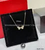 Collar de Calabaza de Gama Alta Chapado en Oro Rosa de 18 Quilates con Colgante de Ágata Roja Natural y Nácar Blanco, Doble Calabaza Incrustada con Diamantes