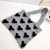 Nuevos bolsos de moda de celebridades de Internet para mujer, bolso de cubo de lana tejida, bolso de mano casual, bolsa para el almuerzo, venta al por mayor