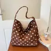 Bolsa de ombro tote casual com poá estilo coreano, nova para o Outono de 2026, leve e de grande capacidade, adequada para a escola e uso diário