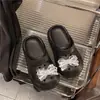 Pantuflas Frescas Cómodas de Verano con Lazo de Pedrería Nueva Moda Eva No Cansan Zuecos para Mujer 2026 Zapatos de Suela Suave