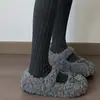¡Absolutamente precioso! Perfecto con una falda y zapatos planos. Un estilo suave y delicado en color blanco roto con punta redonda, un detalle de lazo y un diseño sin cordones.. Estos son zapatos planos y mullidos