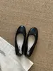 Sapatos de casamento Chuyuji estilo francês, rasos, vermelhos, femininos, novo modelo de verão 2026, sapatilhas prateadas com laço