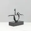 Escultura abstracta de figura de metal negro minimalista italiana, adecuada para sala de estar, mesa, recibidor o decoración de casa modelo