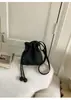 Bolsa Saco de Couro Macio de Alto Padrão Estilo Minimalista para Mulheres, Bolsa Transversal Versátil com Cordão, Estilo Bolsa da Sorte, Novo Modelo 2026