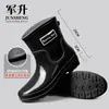 Botas de lluvia de moda para mujer, impermeables y antideslizantes, estilo popular, diseño de caña corta, zapatos de goma de suela gruesa estilo japonés, duraderos, cálidos y adecuados para uso en la cocina