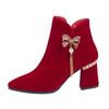 A fusão perfeita entre o clássico e a tendência, mostrando a elegância feminina! Botas de camurça de inverno de salto grosso