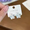 Pendientes de botón de perla y mariposa de temperamento de nicho para mujer, joyería de oreja única, pendientes 2026, nuevo estilo popular, pendientes de tacto de lujo ligero de alta gama