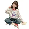 Camiseta de manga larga a rayas de algodón puro para niña, nuevo estilo primavera y otoño 2026, holgada y elegante, camiseta básica versátil para niños