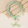 Pulsera de gato de la suerte chino con borlas y cuentas de garra de gato, joyería con texto, puesto de venta de pulseras en un lugar pintoresco, venta al por mayor