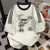 Camiseta de Manga Curta Patchwork com Estampa Graffiti Estilo College e Três Listras, Top Versátil Casual de Verão com Blocos de Cor para Casal