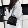 Bolso Cubo Bordado con Diamantes Nuevo Verano 2025 para Mujer con Letras Plisado para el Trabajo Bolso Cruzado de Hombro con Cadena