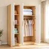 Guarda-roupa simples de três portas com portas lisas, feito de painéis espessados para estabilidade, adequado para uso doméstico, quartos e aluguéis, oferecendo grande capacidade de armazenamento