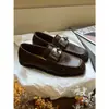 Versão em Estoque~Mocassins Slip-On com Fivela Retrô Francesa 2026 Novo Modelo Couro Genuíno Baixos Femininos Sapatos de Couro Estilo Britânico