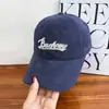 Gorra de Béisbol Rosa Frambuesa Blanca para Mujer con Circunferencia de Cabeza Grande, Visera Suave, Estilo Coreano, Adelgazante de Rostro, Tendencia de Bordado Estilo Americano