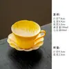 Caneca de cerâmica amarela limão com underglaze pintado à mão com osmanthus, borda floral e pires, para beber chá e apreciar em casa